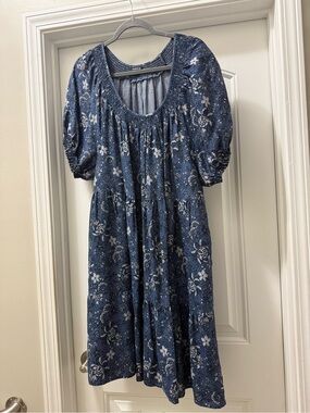 Woman torrid navy blue floral tiered midi dress with puff sleeves